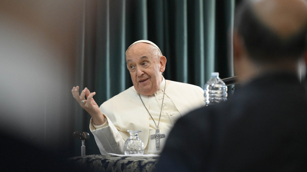 Papež v sproščenem pogovoru z duhovniki