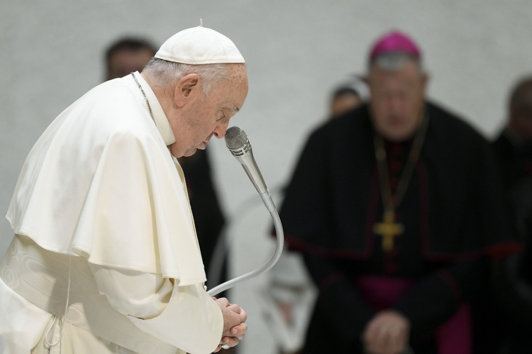 Papež med molitvijo pri današnji avdienci