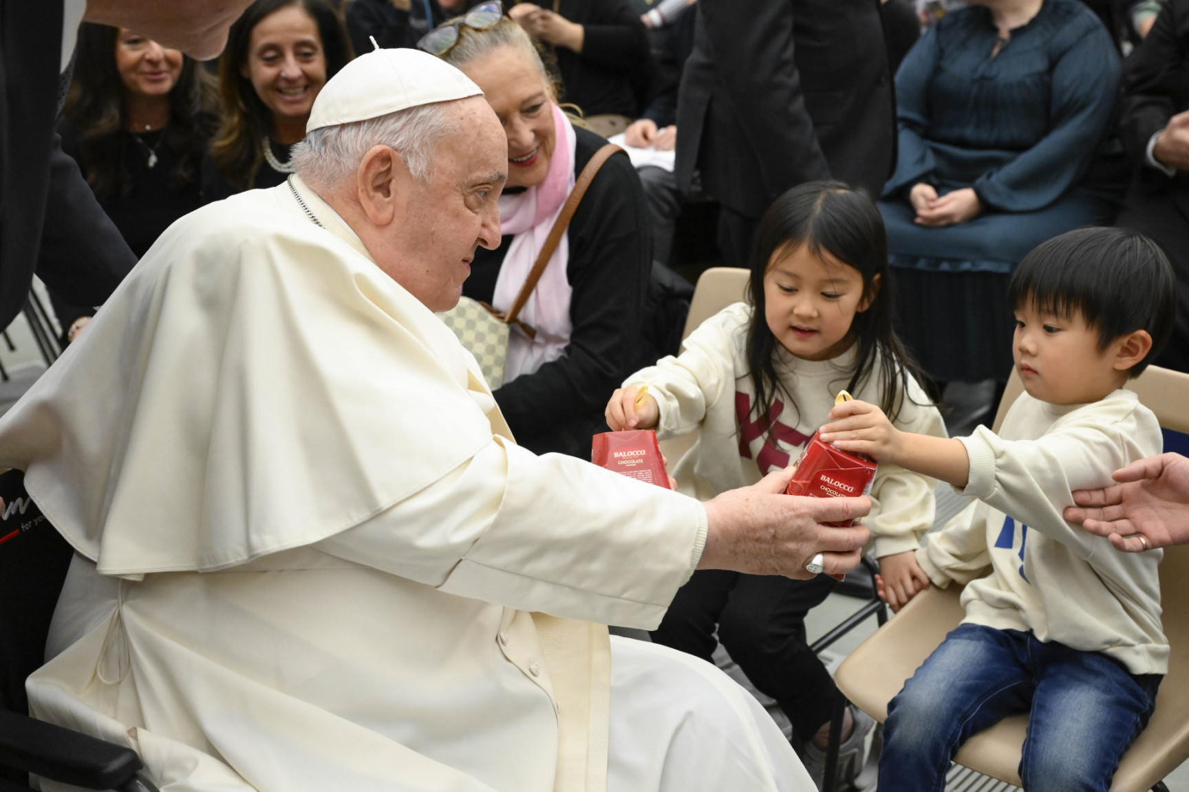 Papež pozdravlja otroke med avdienco