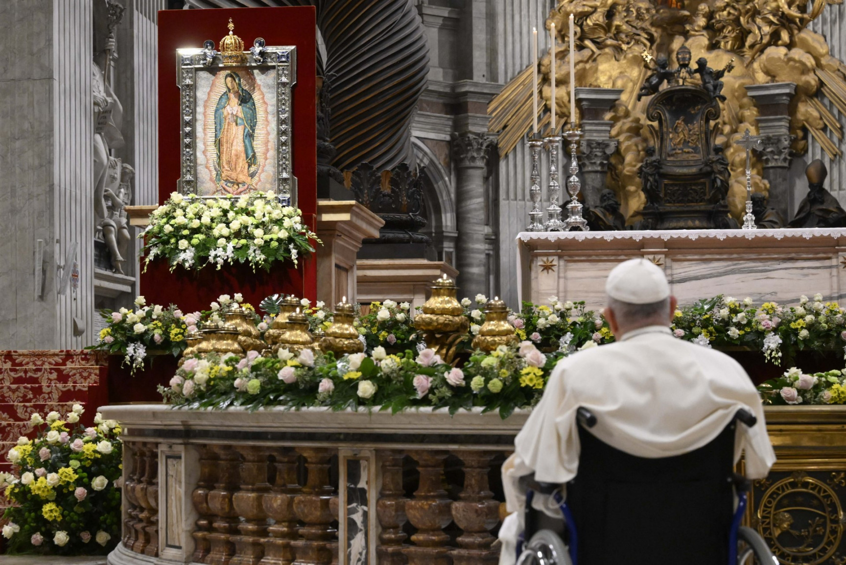 Papež, zbran v molitvi pred podobo Marije iz Guadalupa v cerkvi Marije Velike