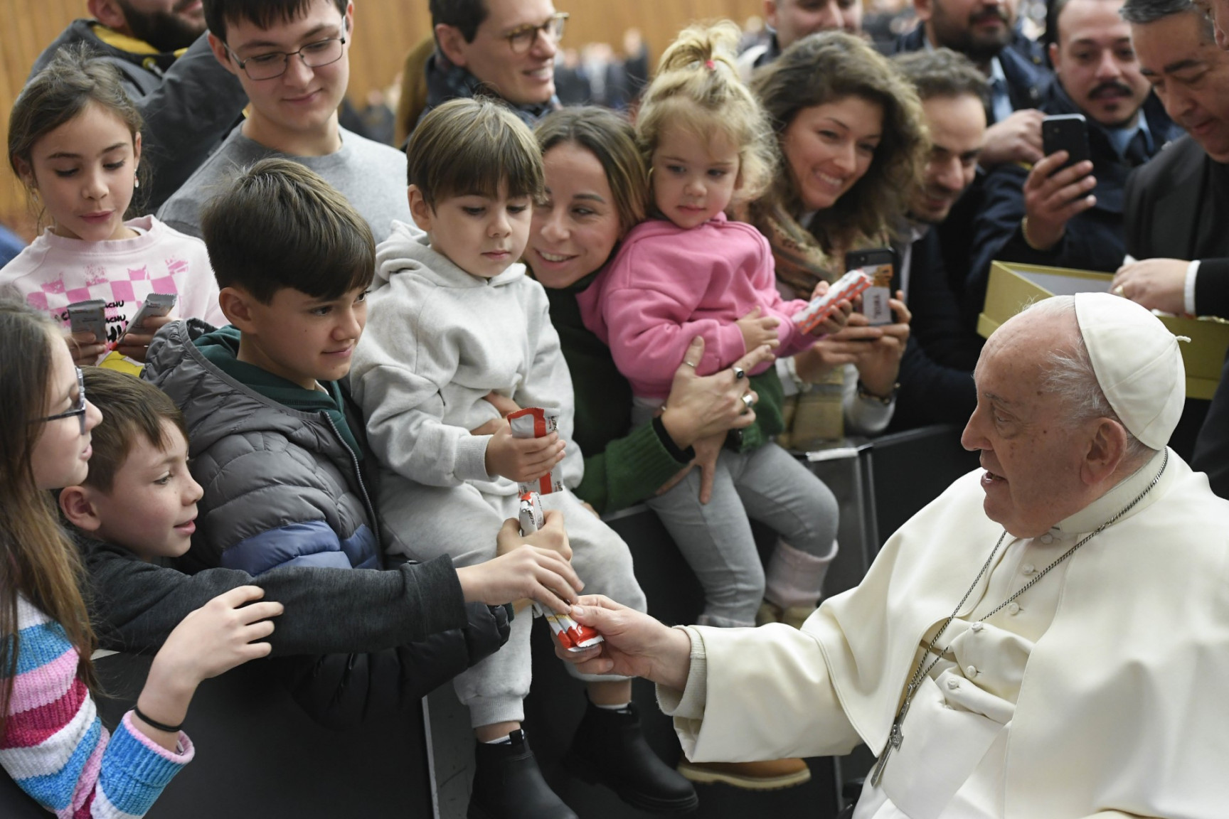 Papež je otrokom zaposlanih v Vatikanu podaril sladkarije