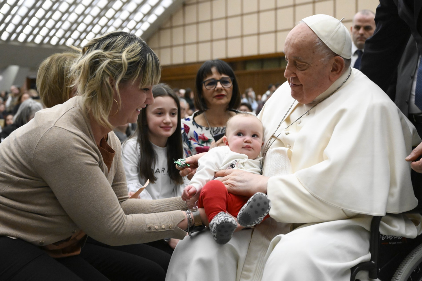 Papež pred dopoldansko avdienco pozdravlja ljudi