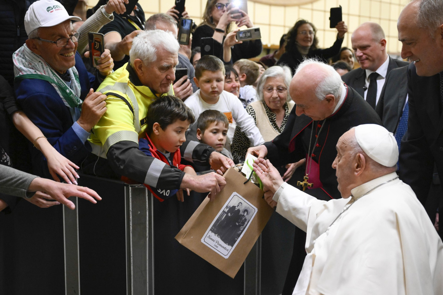 Papež se je zadržal z udeleženci srečanja