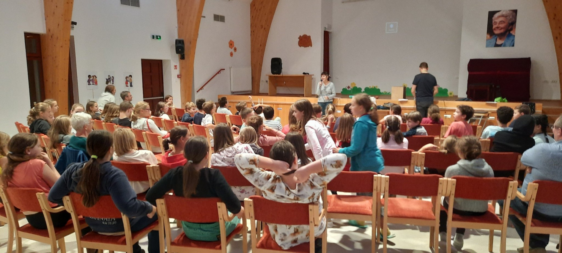 Otroci v dvorani Centra Mariapoli Spes v Planini