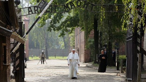 Papež ob izhodu iz Auschwitza