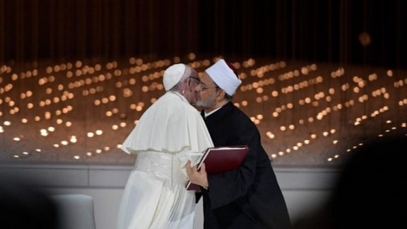 Objem med papežem Frančiškom in imamo Al Tayyebom