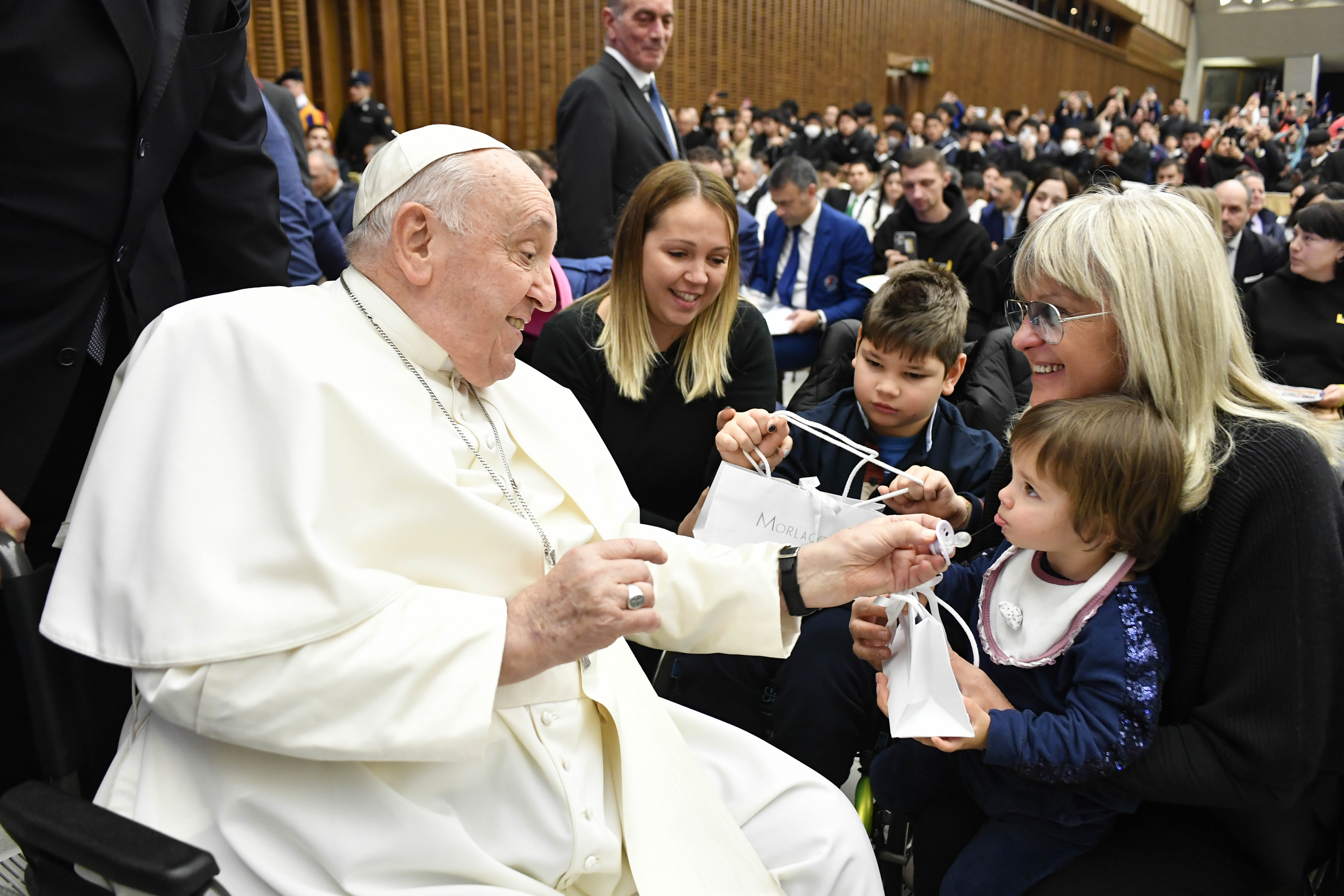 Papež pozdravlja družino pri današnji avdienci