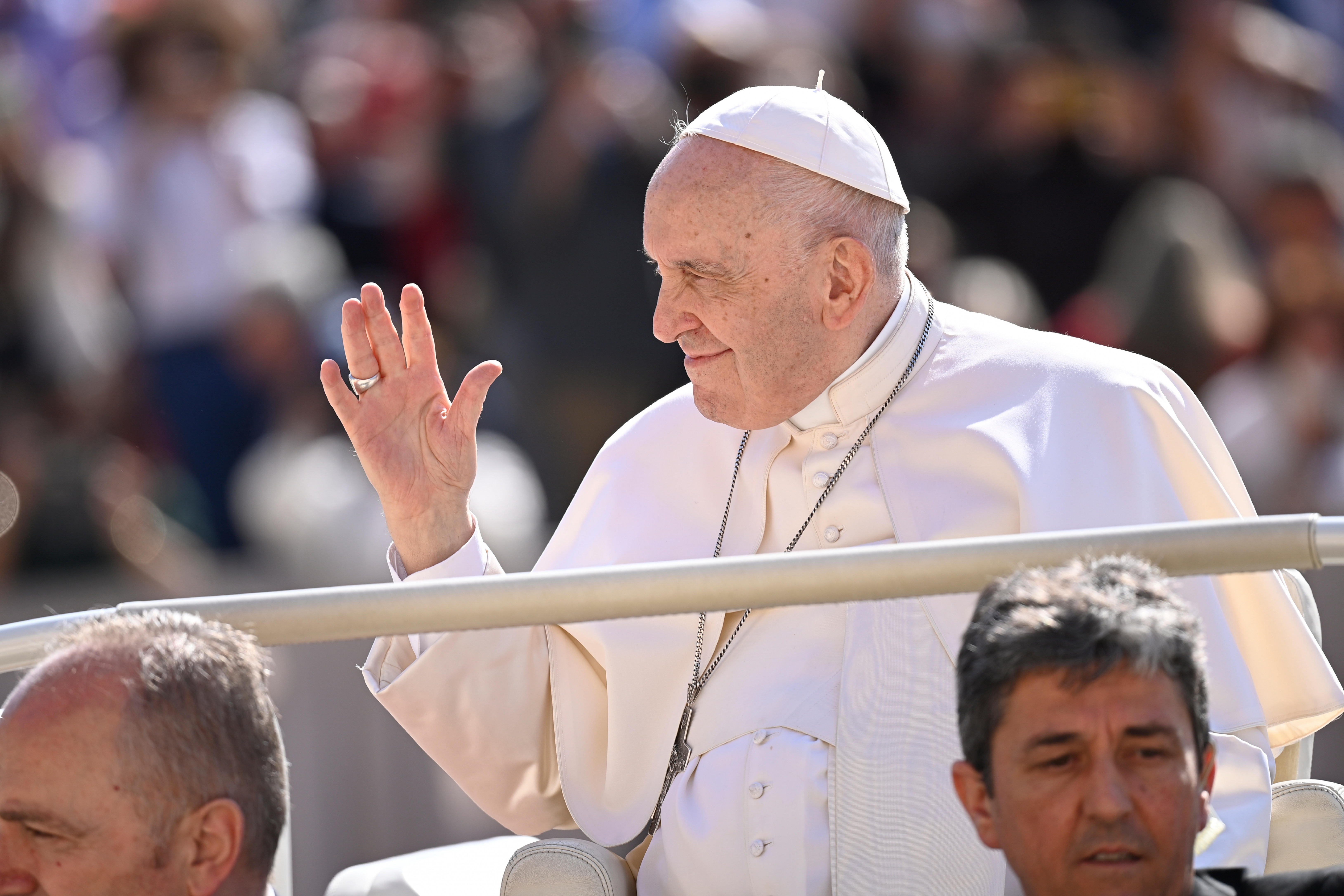 Papež pred avdienco pozdravlja romarje
