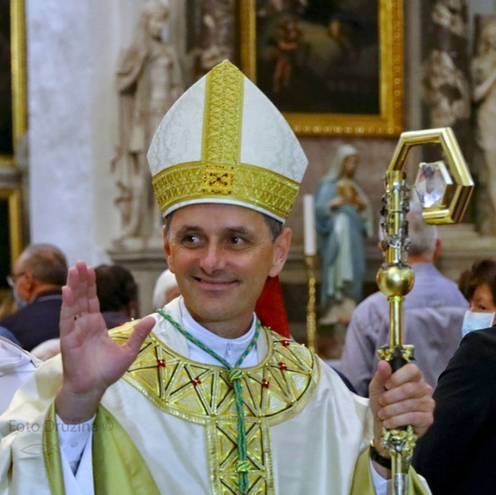 Novomeški škof Andrej Saje med vstajenjsko sveto mašo