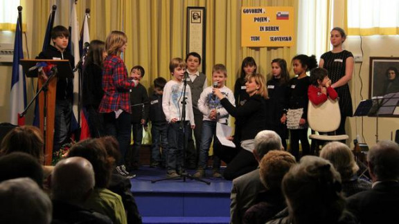 Vsi otroci na odru Slovenskega doma v Chatillonu