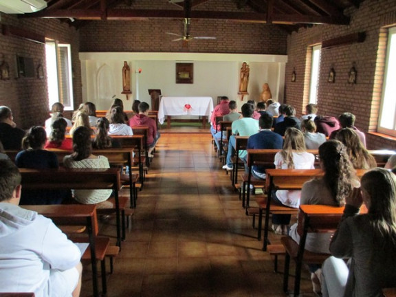 Mladi Slovenci iz Argentine zbrani na duhovnih vajah