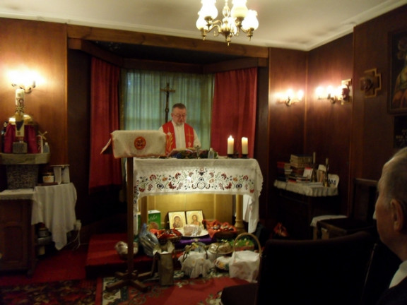 Blagoslov velikonočnih jedil v kapeli Našega doma v Londonu, 2013