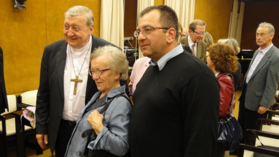 Nagrajenki je prišel čestitat tudi nadškof Alojz Uran (ob njem tudi duhovnik Bogdan Vidmar)