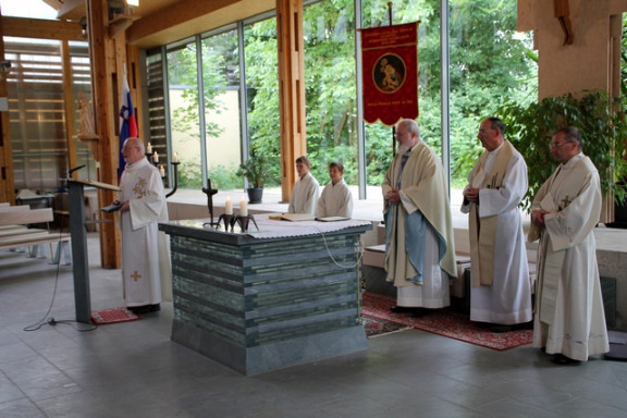 Slovenska zastava in podoba Marije Pomagaj sta nas tudi povezali pri oltarju