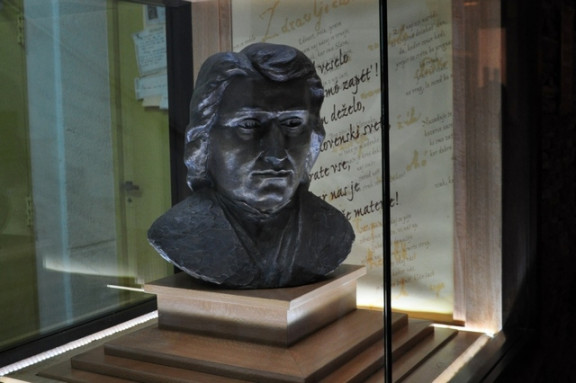 Novopostavljeni Prešernov kip na Slovenski Pristavi