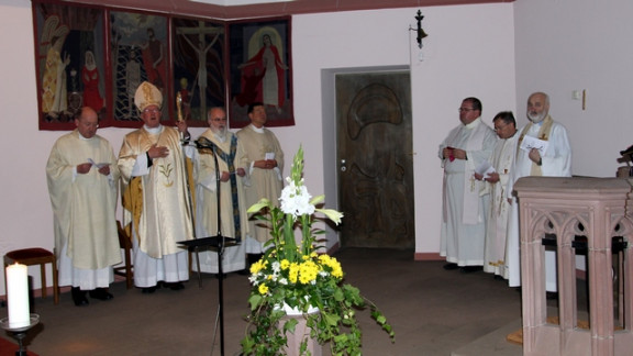 Nadškof Hočevar z duhovniki v cerkvi Herz Jesu