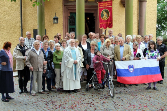 Pred cerkvijo v Maria Einsiedel v letu 2014