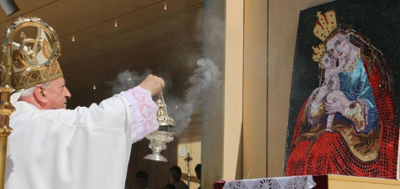Kardinal Rode blagoslavlja podobo Marije Pomagaj iz Avstralije