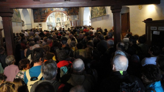 Višarje 2014, polna cerkev romarjev pri slovenski sveti maši