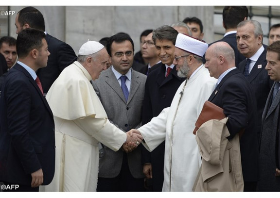 Papež Frančišek pozdravlja velikega muftija