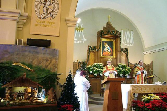 Ob oltarju, p. Metod Ogorevc je na desni strani