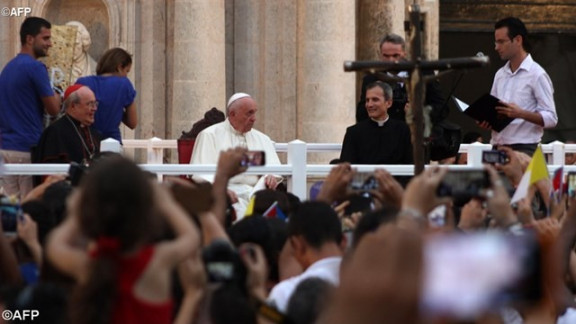 Mladi na Kubi s papežem