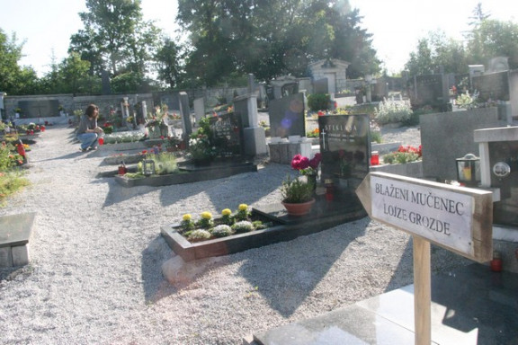 Smerokaz do Grozdetovega groba na pokopališču