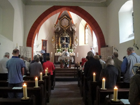 Romanje frankfurtskih Slovencev - med mašo v cerkvi v Maria Sternachu