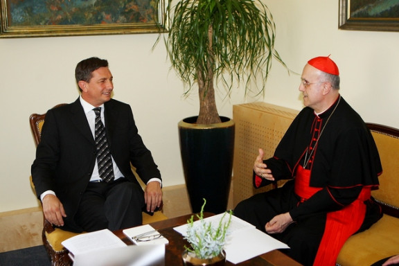Pogovor med premierjem Pahorjem in kardinalom Bertonejem