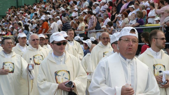 Prihod duhovnikov, ki bodo napolnili prostor ob oltarju