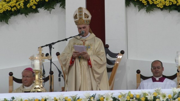Kardinal Tarcisio Bertone med homilijo