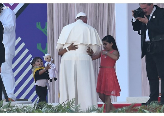 papež na srečanju z družinami
