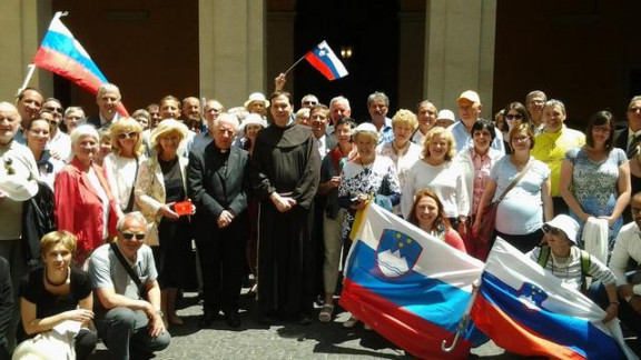 Skupina romarjev koalicije Za otroke gre s kardinalom Rodetom.