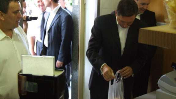 Premier Borut Pahor kupuje slovenske žemljice