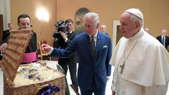 Princ Charles s soprogo Camillo pri papežu