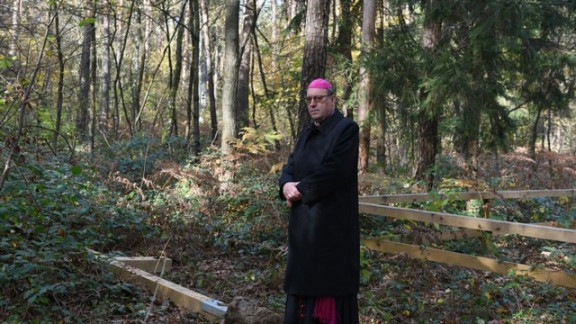 Nadškof Alojzij Cvikl na kraju oskunjenega grobišča