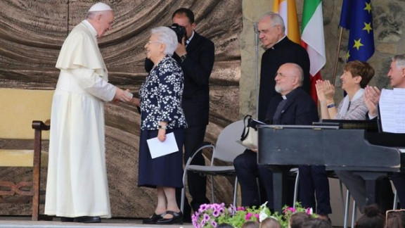 Papež pozdravlja predsednico Gibanja fokolarov Mario Voce
