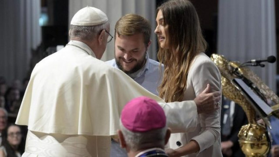 Papež z mladoporočencema