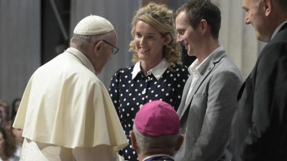 Papež z zaročencema