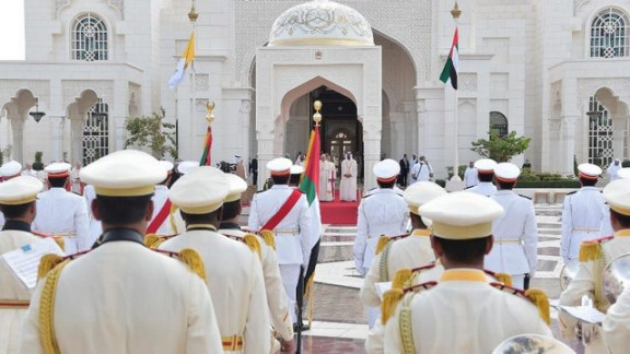 Sprejem papeža Frančiška pred predsedniško palačo v Abu Dhabiju