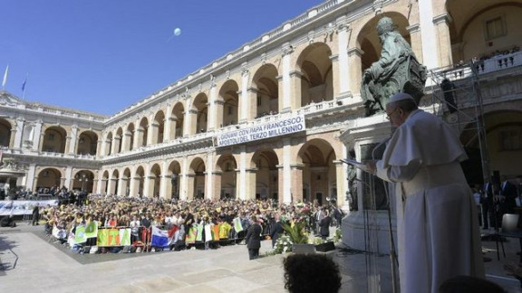 Papež nagovarja zbrane pred baziliko v Loretu
