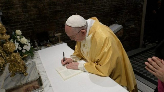 Papež podpisuje posinodalno pismo mladim