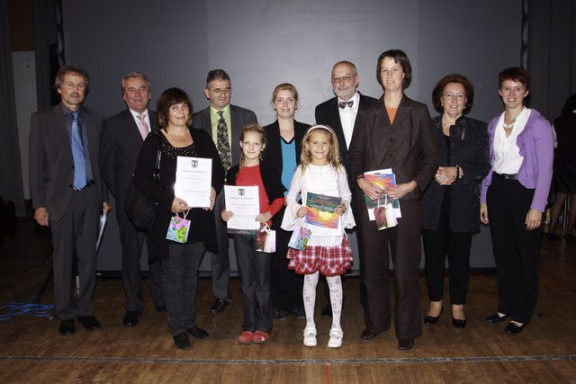 nagrajenke Sonja Motaln in Ana Kolar (spredaj z leve) sta si delili nagrado z Nicole Petzlberger (stoji zraven Ane Kolar). Na sliki so člani žirije in župan Karl Staudinger (Schwanenstadt, drugi z leve zadaj).