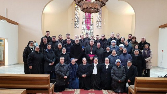 Duhovniki, redovniki, redovnice in fokolarine s škofom Kirom Stojanovom