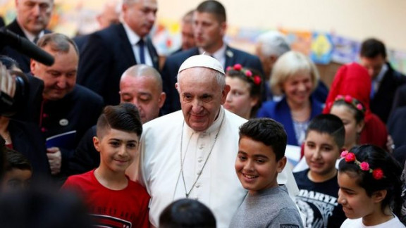 Papež med begunskimi otroki v Sofiji