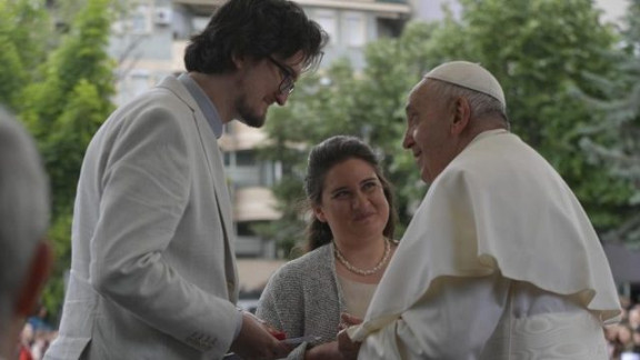 Papež pozdravlja zakonski par, ki je pričeval