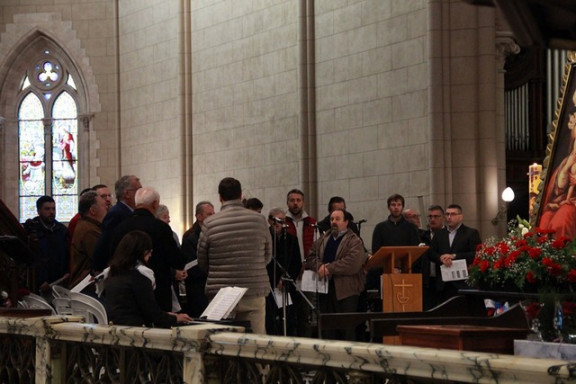 Pevci v cerkvi