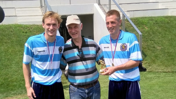 Boštjan Kocmur med dvema argentinskimi nogometašema