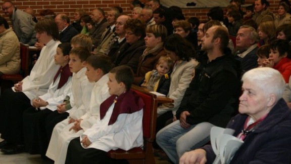 Zbrani verniki v cerkvi v Kosezah
