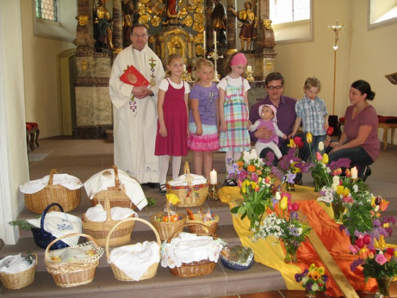 Mali otroci ob praznem križu in polnih košarah v Herbolzheimu
